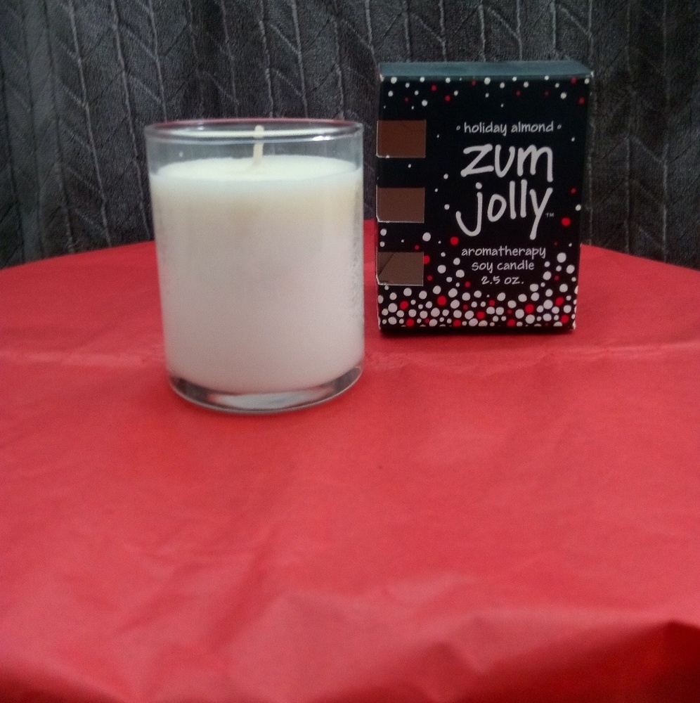 Zum jolly aromatherapy soy almond holiday candle.